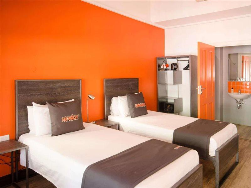 Never At Home Green Point Cape Town Eksteriør bilde A typical hotel room