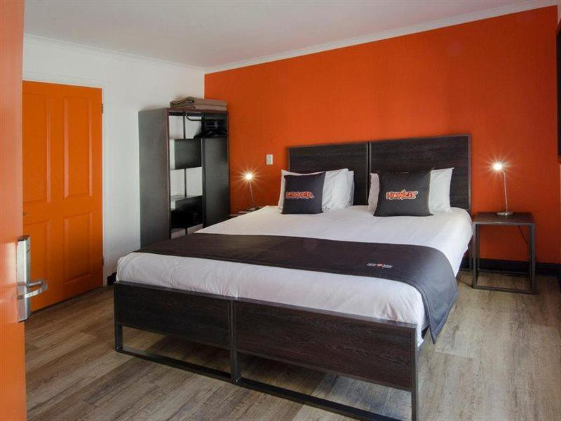 Never At Home Green Point Cape Town Eksteriør bilde A typical bedroom at a hotel