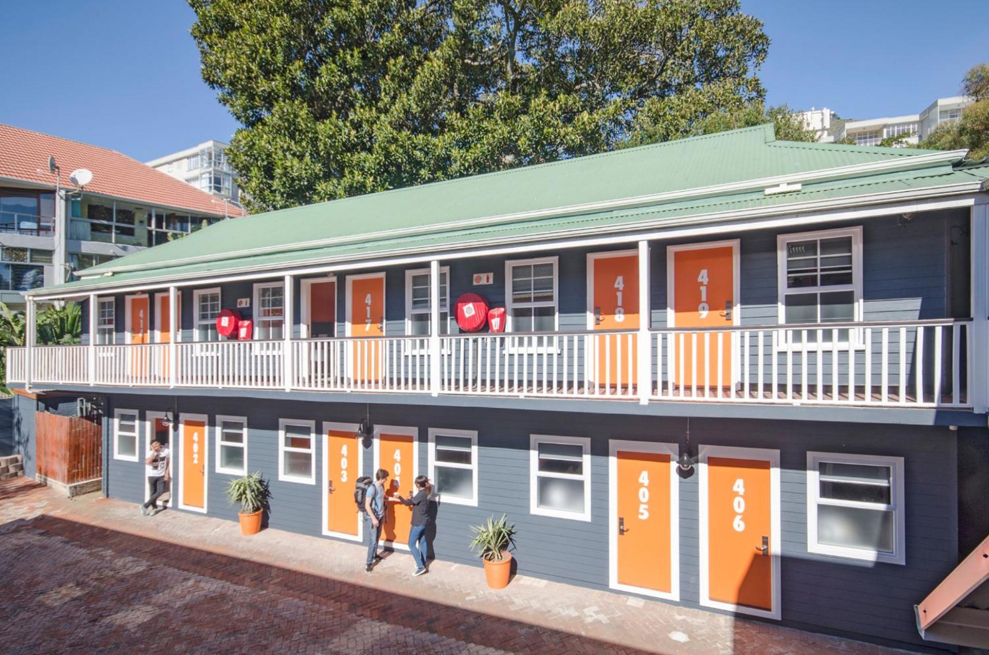 Never At Home Green Point Cape Town Eksteriør bilde The Village Backpackers