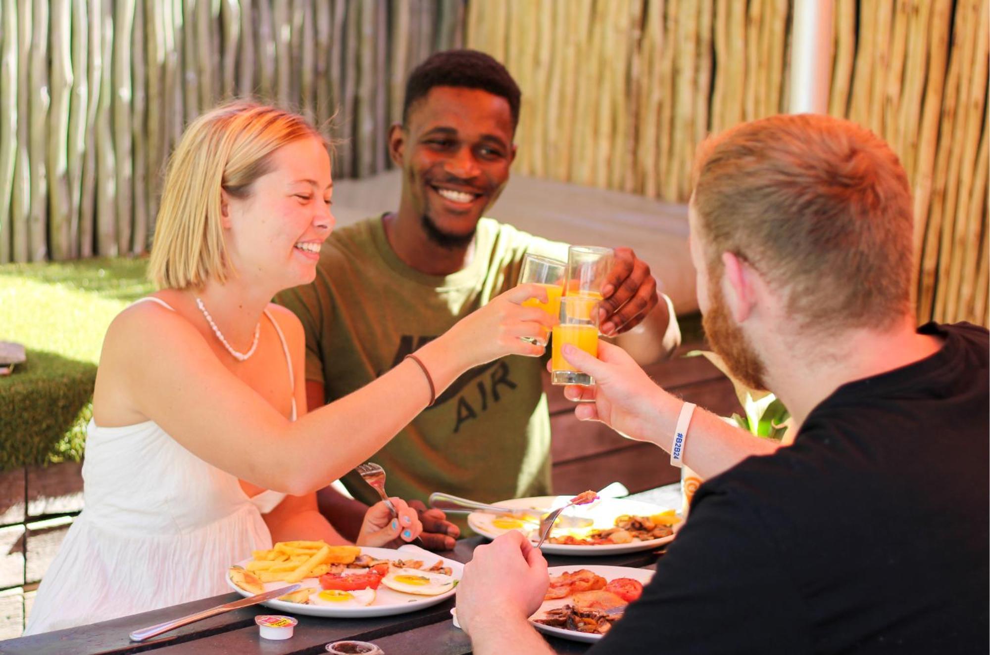 Never At Home Green Point Cape Town Eksteriør bilde A group of tourists at a restaurant in South Africa