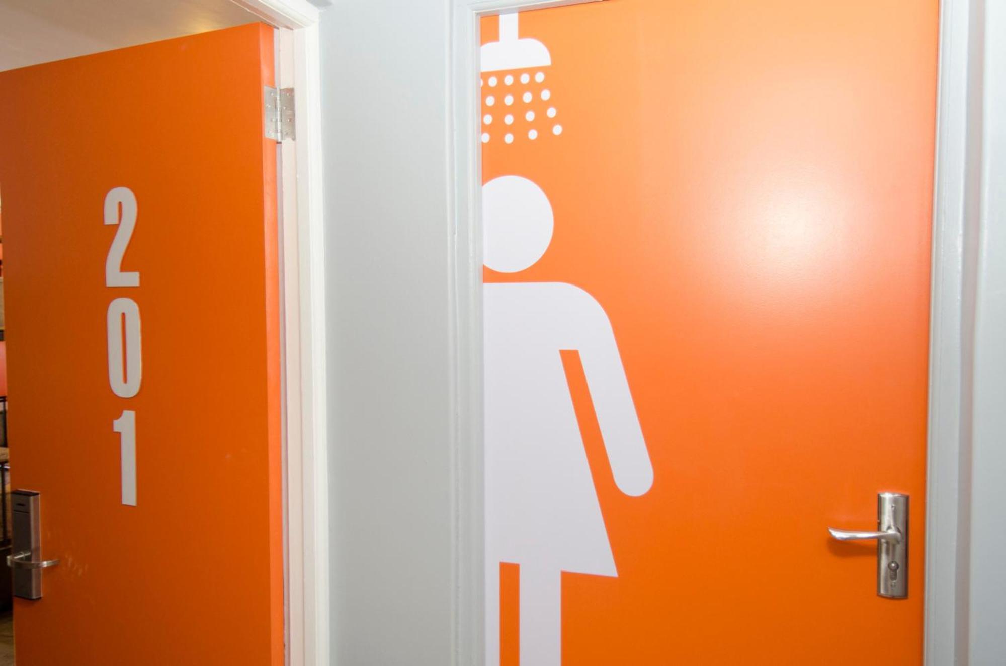 Never At Home Green Point Cape Town Rom bilde A shower room in a hostel